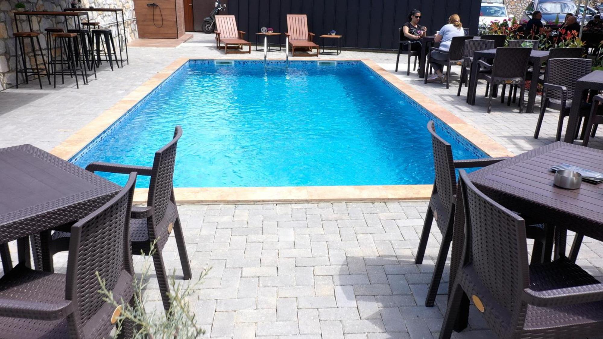 Blisku Do Gradot - Riverfront Luxury Cabins Skopje Eksteriør billede
